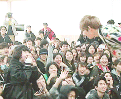 chandoo:  dongwoo taking a page out of woohyun’s book of fanservice   