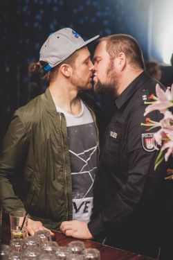 konstanze-froehlich:mehr-bass-mehr-revolution:wirddochnichtsoschlimmsein:  Antilopen Gang &lt;3 Feine Sahne Fischfilet Foto: Jo Larsson  &lt;3  Oh Monchi du geiler Typ !   Heute abend Jena&lt;3 