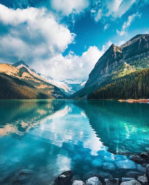 travelballoons:  Lake Louise, Banff National Park, Alberta, Canada #lakelouise #lagolouise #lake #banff #banffnationalpark #rockies #canadianrockies #northamerica #nationalpark #canada #alberta #parquenacionalbanff #reflection #sunrise #britishcolumbia