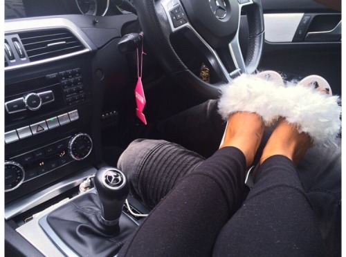 hrslipperslave: areulivingthelife: Furry sliders IG bytoriola Lovely slippers