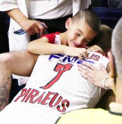 katlizzle:  one-night-only19:    Spanoulis after the game on the hands of his oldest son.  Σπανουυυυυυληηηηηηηηηηηη♡