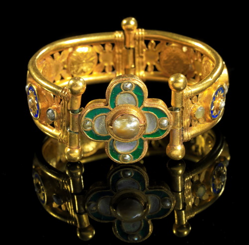 hellas-inhabitants:Gold Byzantinebracelet decorated  with lapis lazuli, pearl and glass. Early Byzan