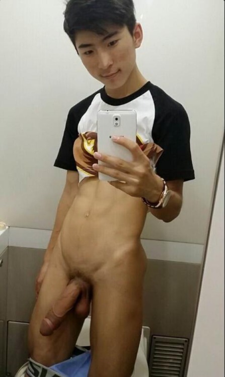kenzwong:  demolel:  maomao1314:  超大屌的年輕帥弟弟，全裸自拍，屌型粗大露龜頭~  屌哥  Huge n hung 