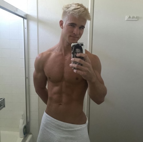 sprinkledpeen:   Alex Cypriano’s towel selfies  
