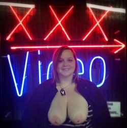 yeabama:Wife flashing at a porn store