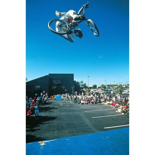 snakebitebmx:Now this a hip hanger!!! @blytherbmx about to fall off his bike! #bmx #freestylin #olds