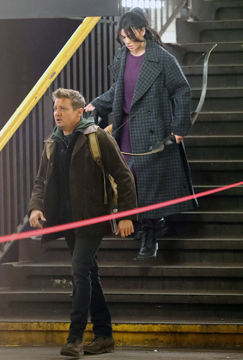 marvelheroes:Hailee Steinfeld as Kate Bishop and Jeremy Renner as Clint Barton on the set of Marvel 