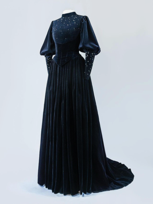 chandelyer:“The Moon & The Stars” dress by Frieda Leopold #oh Im in love with the shape of this bodice  #and those SLEEVES #fabulous