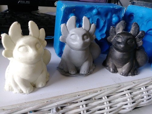 yay I finally have a decent mold of this guy! the black one is mica powder brushed on the mold and t