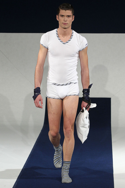 specialsockdrawer:Alexis Mabille runway  
