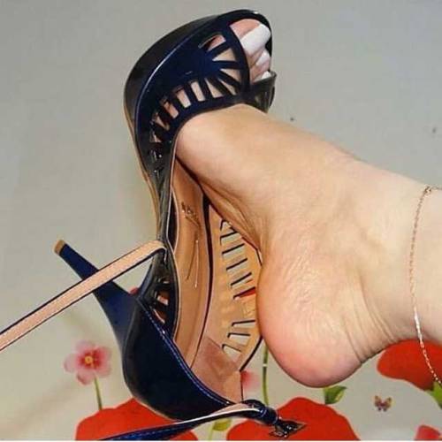 #feetfair #highheels #slave #barefoot #heels #layonheels #toes #footjob #foot #feet #mistress #ladys