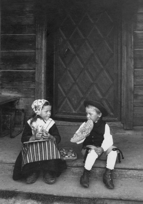 Two kids eating Barkbröd - Leksand, Sweden.Photo: Gerda Söderlund (1874-1949)