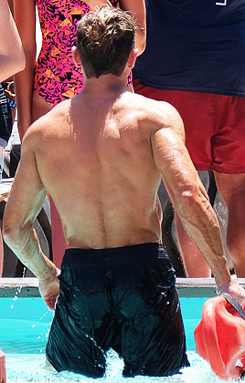 zacefronsbf:  Zac Efron on the set of “Baywatch” in Tybee, GA (April 29th) 