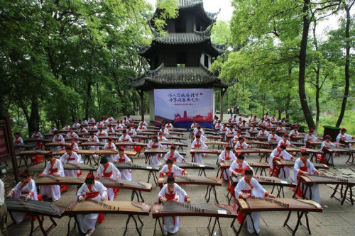  Teenagers dressed up in traditional costumes play the Chinese instrument Zheng in the Gulongzhong s