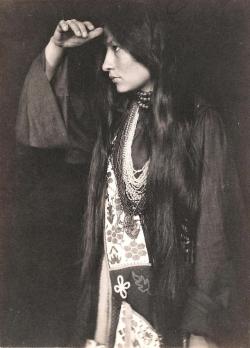 historium:Zitkala-Sa, first Native American