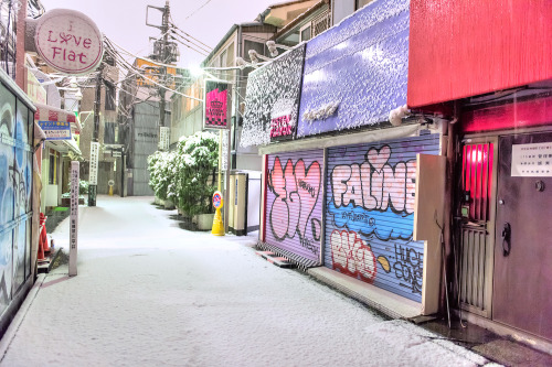 tokyo-fashion:  Snowy night in Harajuku tonight. A few extra pics on Flickr. Will edit more later after getting some sleep. Stay warm everyone! 