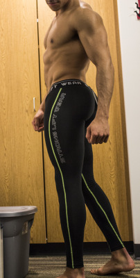 dboybaker:Can we all just stop and appreciate how good my legs look in these compression pants I just got  Yasssss