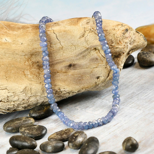 Blue sapphire bracelet  ♦ MATERIALS:- Authentic, Indian healing gemstones- Blue Sapphire, beaded cir