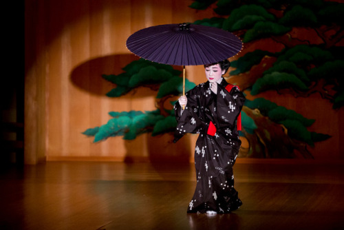 “Umui”–solo performance by Kiyomi Kimura, Ryukyu Traditional Dance master, at Oohori Nougaku D