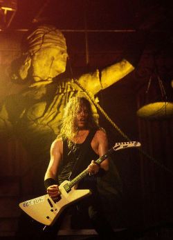 nowtheworldisgoneimjustone:  James Hetfield 1989