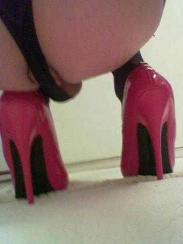 cdlittler:  thatsissybitch:  I love my pink heels! I’m a bad bitch xoxo   Yummy