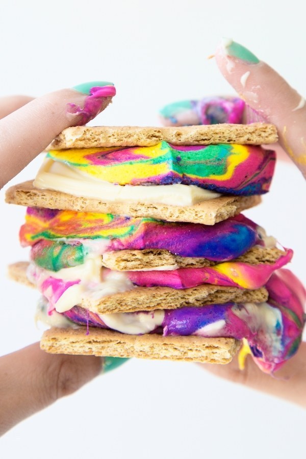 foodiebliss:  21 Insanely Delicious Desserts That Aren’t Afraid To Wear ColorSource: