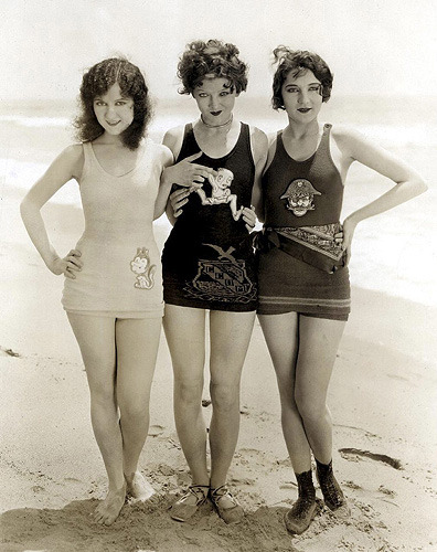 jazzagestyle:  Photo of actresses Doris Hill, Myrna Loy, and Jane Winton on the beach