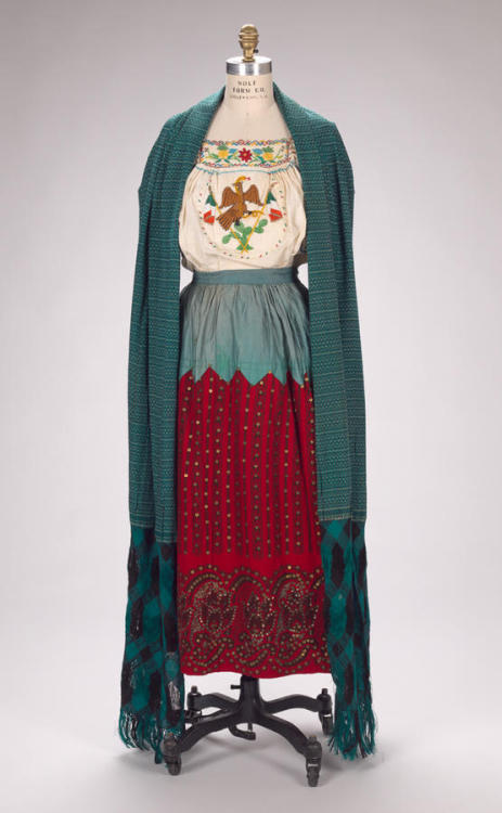 fashionsfromhistory: China Poblana c.1925 La China Poblana, an Asian woman who lived in Puebla, came to Mexico in 1620 as a servant and left her mark on the traditions of the Spanish colonial region with her clothing.The girl who came to Mexico in the