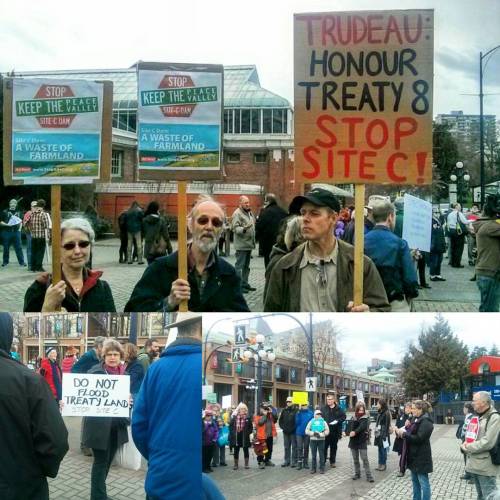 Pics from the #SiteC rally outside the federal Liberal convention today. Honour the treaties. It&rsq