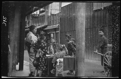 onceuponatown:Japan, 1908. Photos by Arnold Genthe.