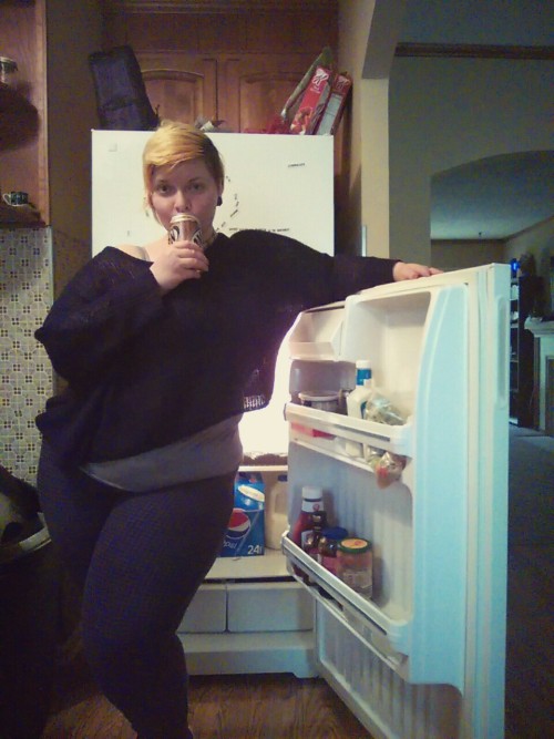 rollsofdestiny:  I love my fridge ❤🍕🍷🍝🍲 #NoMakeup #FreshlyShowered 
