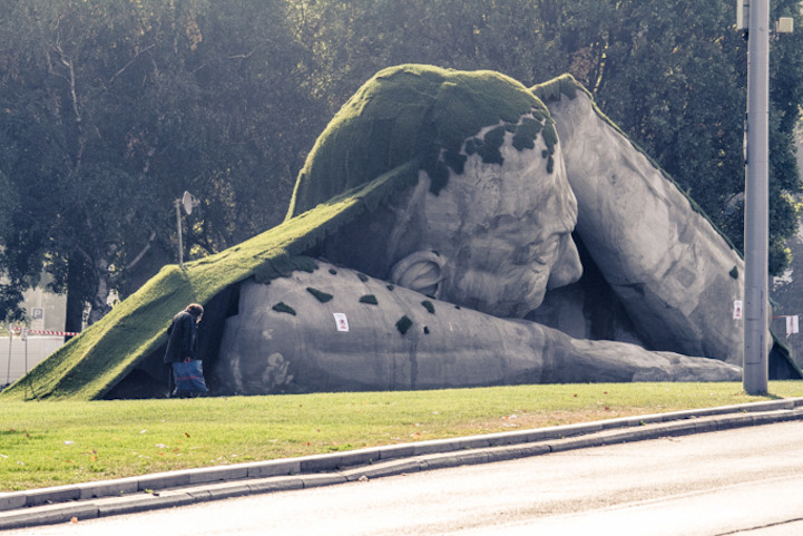 mymodernmet:  A gigantic man crawls out from the earth in this spectacular outdoor
