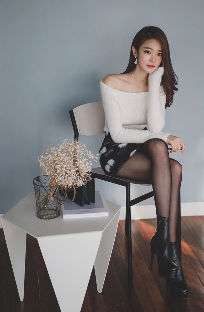 Park Jung Yoon black & white skirt