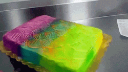 sixpenceee:  The icing on this cake changes color. (Video)