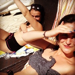 On s'en remet comme on peut #adoublesens #lesvacances #lescopines #lesoleil by juuchqt http://ift.tt/26ZjFT9