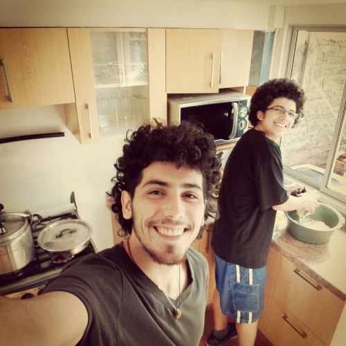 Los hombres de la casa preparando el almuerzo más rico de la semana :D