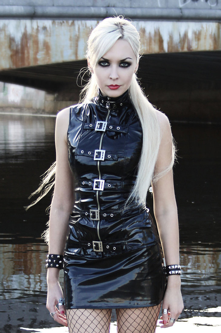 gothicandamazing:    Model: Mira Nox http://miranox.deviantart.com/gallery/Welcome