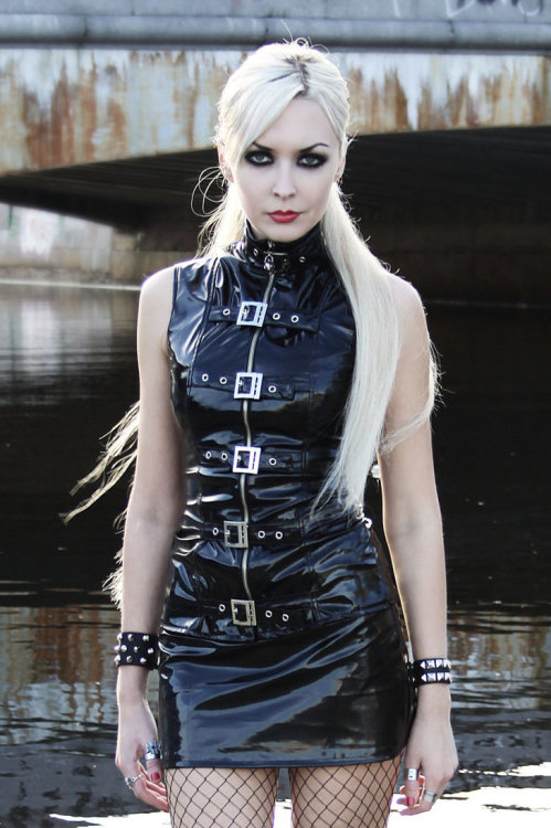 gothicandamazing:    Model: Mira Nox http://miranox.deviantart.com/gallery/Welcome adult photos