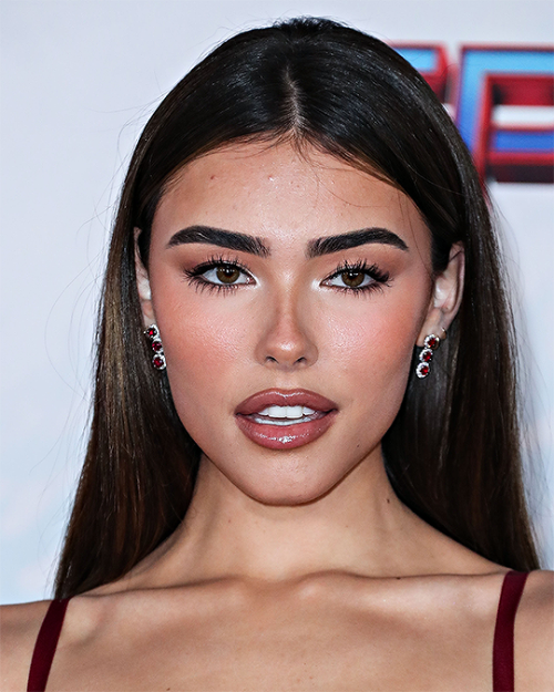 MADISON BEER attending the Spider Man: No way home premiere in Los Angeles (december 2021)
