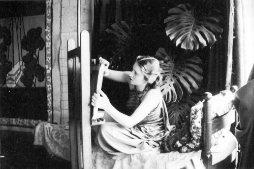 consquisiteparole:Henri Matisse fotografa la sua modella Lydia Delectorskaya