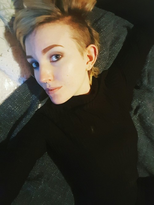 hermitery: bed posing and my new favorite dress mask the fact that I’m in tons of pain