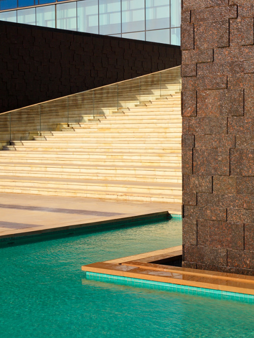 hueandeyephotography:  Steps and Pool, Fairmont Hotel, Abu Dhabi, UAE © Doug Hickok  All Rights Reserved More here… hue and eye 