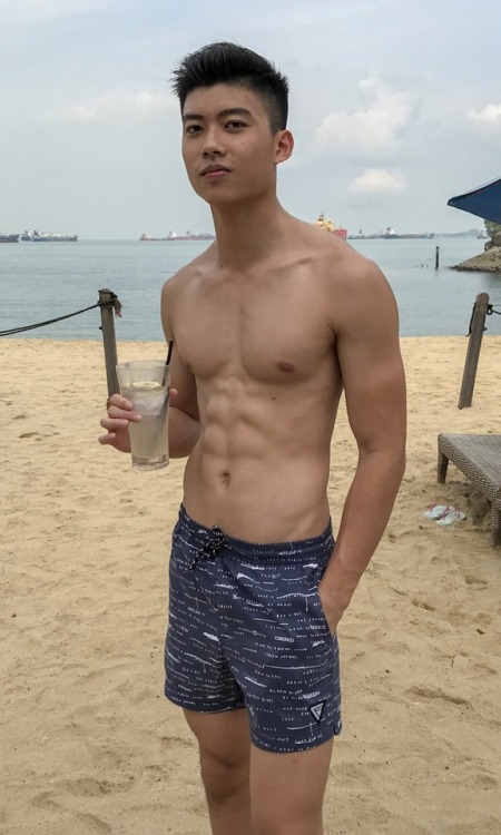 shavedarmpitsareyummy:He’s hot, but I doubt he shaves his pits and pubes at all