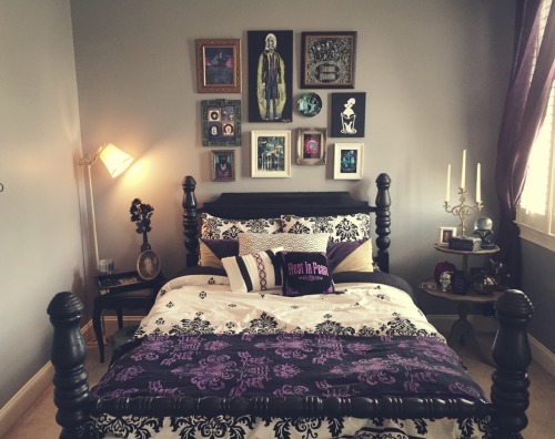 stayupallday-sleepupallnight:My haunted mansion guest room is finally finished and I love how it tur