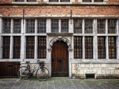 Me and you, Anversa. #anversa #antwerp #belgium #streetphotography #holiday #photographer #happy #fa