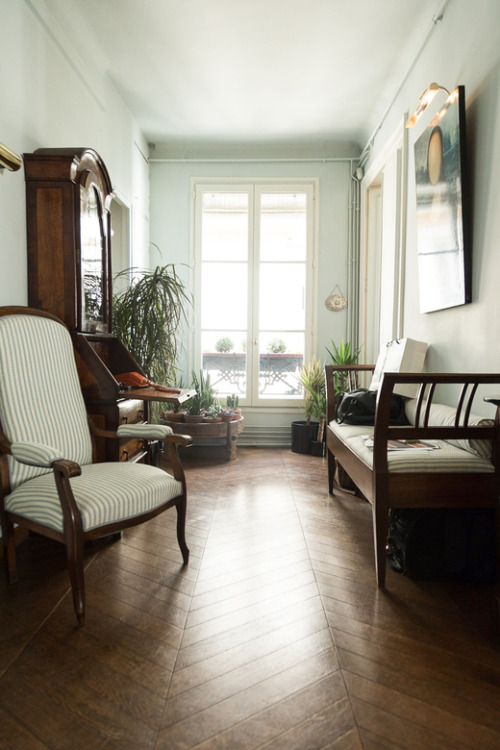 Italian Designer Angelo lives in a Paris apt. decorated based on memories where he still smells his 