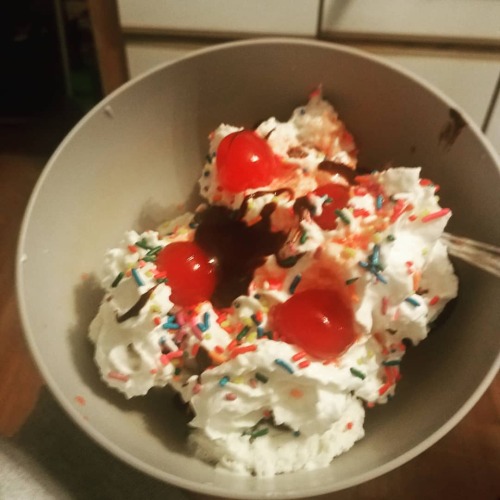 Fuck it #icecreamsundae #dinner #pms (at Olyphant, Pennsylvania)https://www.instagram.com/p/CLIhrxJ