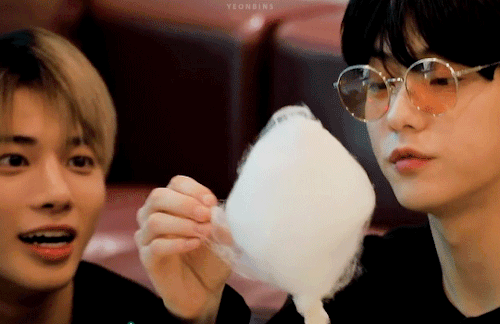 iknowiloveyou:  soobin and taehyun sharing cotton candy