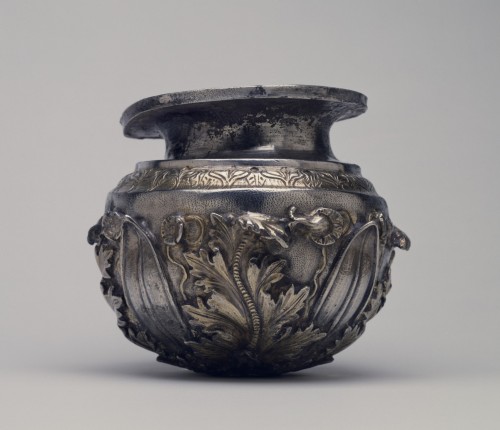 didoofcarthage:Vessel with leaf ornament Greek, Hellenistic Period, c. 250-100 B.C.repouss&eacu