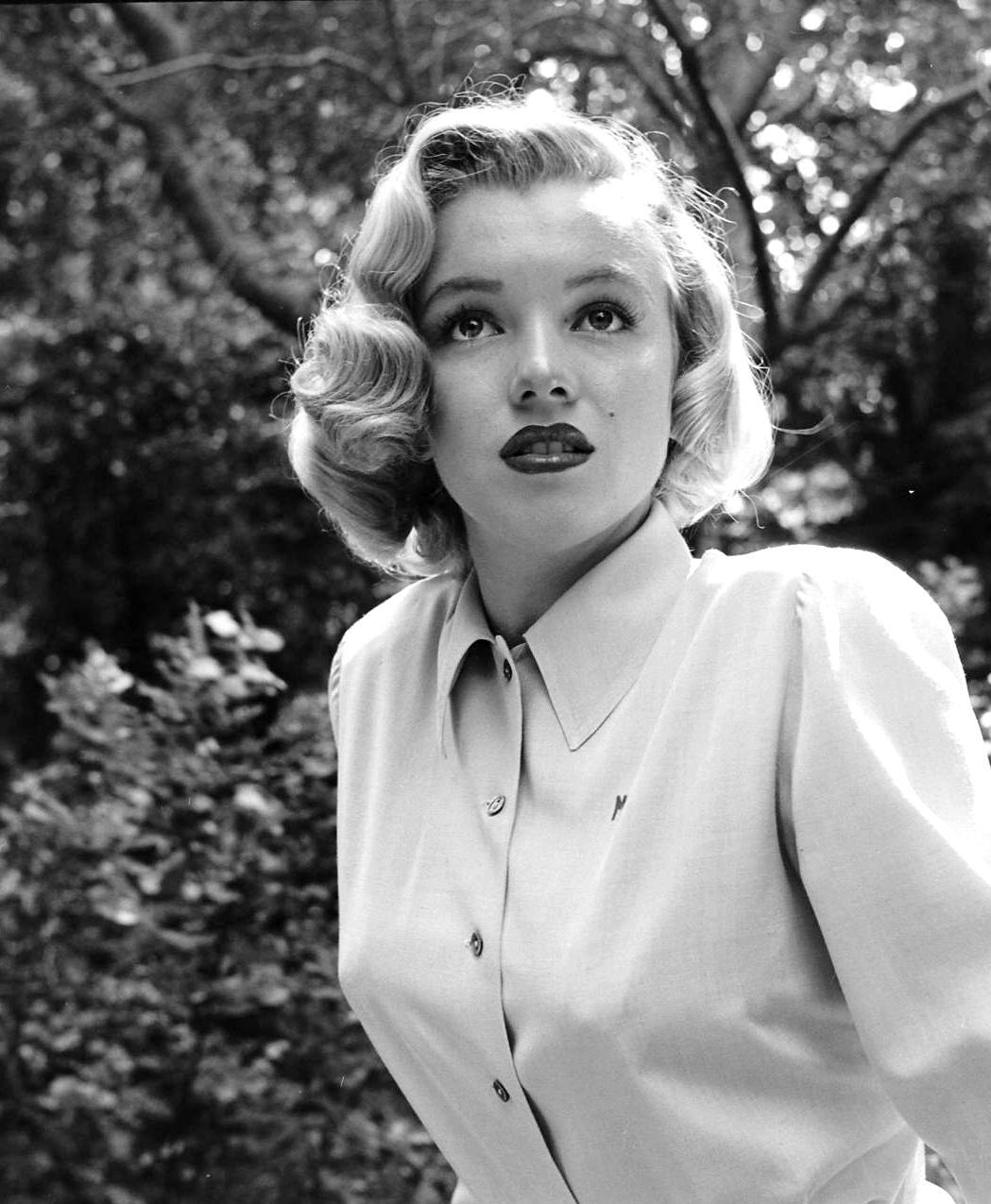 infinitemarilynmonroe: Marilyn Monroe photographed by Ed Clark, 1950.  https://painted-face.com/